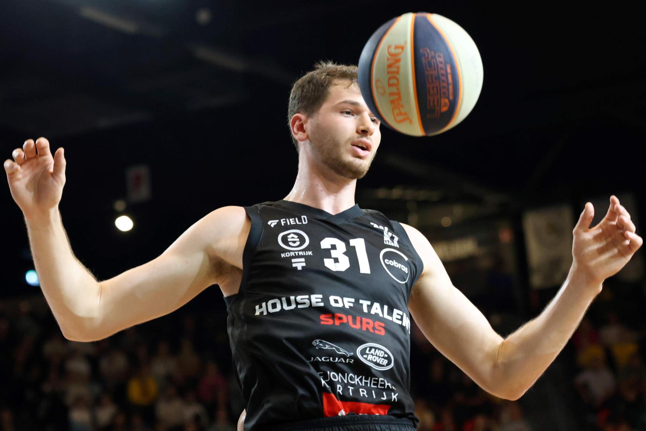 Kortrijk Spurs moet helft knokken tegen Den Helder, maar klasse geeft toch de doorslag: “We bleven o